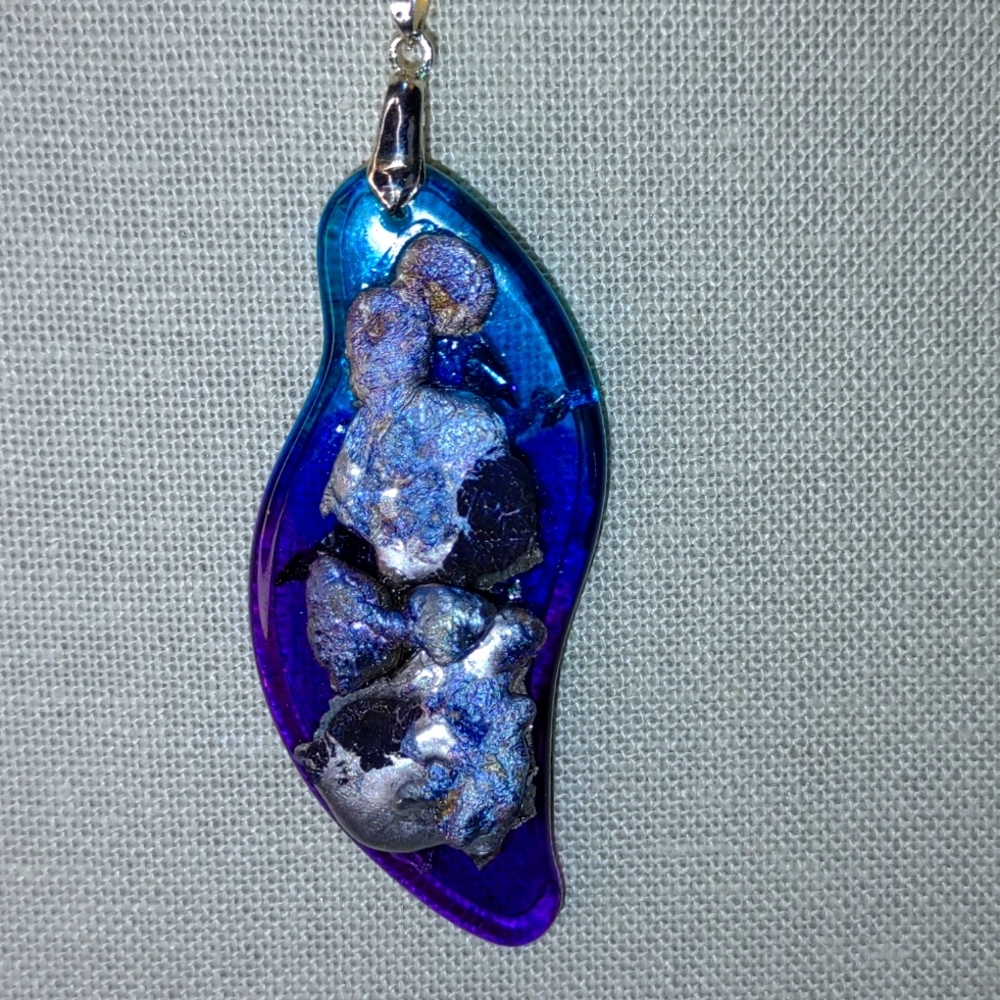 Necklace. Mixed metal on resin
